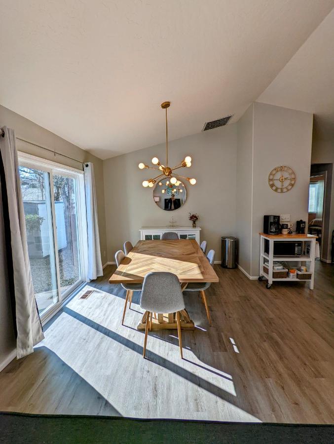 Contemporary 2-Bedroom Close To Downtown, Dining ユージーン エクステリア 写真